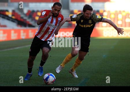 Londra, Regno Unito. 27 Feb 2021. Bryan Mbeumo di Brentford (L) in azione con Joe Allen di Stoke City (R). EFL Skybet Championship, Brentford contro Stoke City al Brentford Community Stadium di Brentford a Londra sabato 27 febbraio 2021. Questa immagine può essere utilizzata solo per scopi editoriali. Solo per uso editoriale, è richiesta una licenza per uso commerciale. Nessun utilizzo nelle scommesse, nei giochi o nelle pubblicazioni di un singolo club/campionato/giocatore. pic by Steffan Bowen/Andrew Orchard sports photography/Alamy Live news Credit: Andrew Orchard sports photography/Alamy Live News Foto Stock