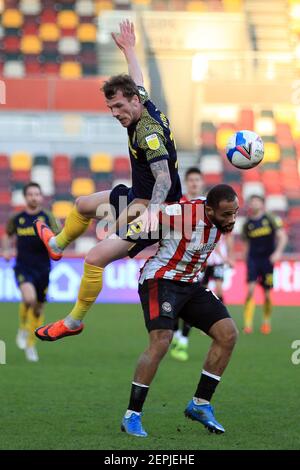 Londra, Regno Unito. 27 Feb 2021. Bryan Mbeumo di Brentford (R) in azione con Josh Tymon di Stoke City (L). EFL Skybet Championship, Brentford contro Stoke City al Brentford Community Stadium di Brentford a Londra sabato 27 febbraio 2021. Questa immagine può essere utilizzata solo per scopi editoriali. Solo per uso editoriale, è richiesta una licenza per uso commerciale. Nessun utilizzo nelle scommesse, nei giochi o nelle pubblicazioni di un singolo club/campionato/giocatore. pic by Steffan Bowen/Andrew Orchard sports photography/Alamy Live news Credit: Andrew Orchard sports photography/Alamy Live News Foto Stock