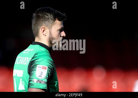 Crewe, Regno Unito. 27 Feb 2021. Crewe Alexandra Goalkeeper Dave Richards guarda sopra. EFL Skybet football League One match, Crewe Alexandra contro Sunderland all'Alexandra Stadium di Crewe, Cheshire sabato 27 febbraio 2021. Questa immagine può essere utilizzata solo per scopi editoriali. Solo per uso editoriale, è richiesta una licenza per uso commerciale. Nessun uso nelle scommesse, nei giochi o nelle pubblicazioni di un singolo club/campionato/giocatore. pic di Chris Stading/Andrew Orchard sport photography/Alamy Live news Credit: Andrew Orchard sports photography/Alamy Live News Foto Stock