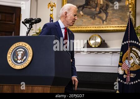 Washington, Stati Uniti. 27 Feb 2021. Il presidente Joe Biden si rivolge alla nazione sulla sua spinta per un nuovo pacchetto di aiuti per il coronavirus dalla stanza Roosevelt della Casa Bianca a Washington, DC sabato 27 febbraio 2021. Foto in piscina di Samuel Corum/UPI Credit: UPI/Alamy Live News Foto Stock