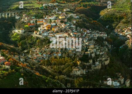 Vista aerea di un piccolo villaggio di montagna. Provincia di l'Aquila, Abruzzo, Italia, Europa Foto Stock