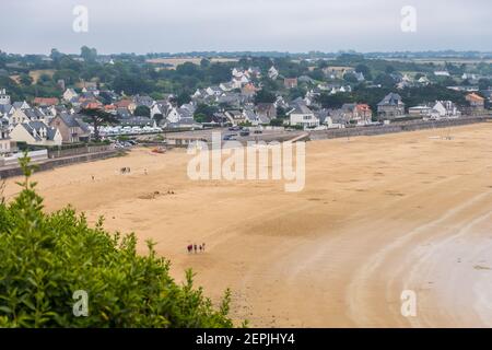 Erquy, Cotes-d-Armor, Francia - 25 agosto, 2019: Costa atlantica con spiaggia e capo di Erquy, canale inglese, Bretagna nella Francia nord-occidentale Foto Stock