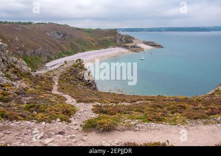 Erquy, Cotes-d-Armor, Francia - 25 agosto, 2019: Costa atlantica con spiaggia e capo di Erquy, canale inglese, Bretagna nella Francia nord-occidentale Foto Stock