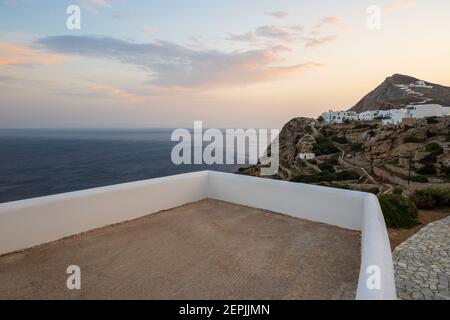 Terrazza bianca con vista sul Mar Egeo nell'isola di Folegandros, Cicladi, Grecia Foto Stock