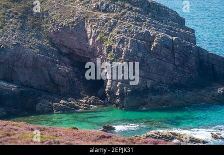 Cotes-d-Armor, Francia - 25 agosto 2019: Costa rocciosa di Cap Frehel è una penisola in Bretagna nella Francia nordoccidentale Foto Stock