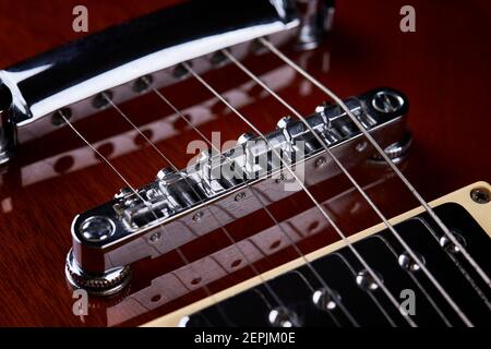 vista ravvicinata per chitarra elettrica. scatto in studio con moody scuro. love music concept sfondo Foto Stock