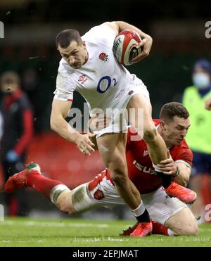 Il Jonny May dell'Inghilterra è affrontato da George North del Galles durante la partita Guinness Six Nations al Principato di Cardiff. Data immagine: Sabato 27 febbraio 2021. Vedi la storia della PA RUGBYU Wales. Il credito fotografico dovrebbe essere: David Davies/PA Wire. RESTRIZIONI: L'uso è soggetto a limitazioni. Solo per uso editoriale, nessun uso commerciale senza previo consenso del titolare dei diritti. Foto Stock