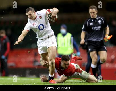 Il Jonny May dell'Inghilterra è affrontato da George North del Galles durante la partita Guinness Six Nations al Principato di Cardiff. Data immagine: Sabato 27 febbraio 2021. Vedi la storia della PA RUGBYU Wales. Il credito fotografico dovrebbe essere: David Davies/PA Wire. RESTRIZIONI: L'uso è soggetto a limitazioni. Solo per uso editoriale, nessun uso commerciale senza previo consenso del titolare dei diritti. Foto Stock