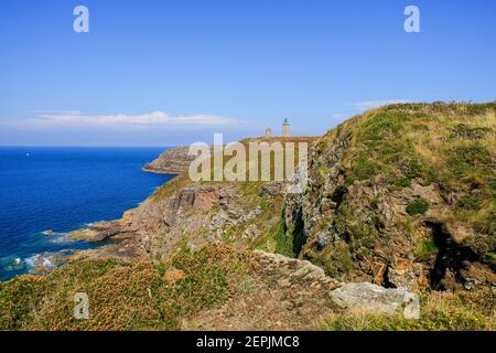 Cotes-d-Armor, Francia - 25 agosto 2019: Costa rocciosa di Cap Frehel e il faro, canale inglese, Bretagna nella Francia nord-occidentale Foto Stock