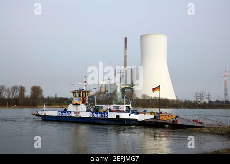 Die Rheinfaehre nach Orsoy legt in Richtung Dueisburg Walsum ab. Der Blick Kommt aus Richtung Orsoy. Im Hintergrund ist das Kraftwerk Walsum mit dem m Foto Stock