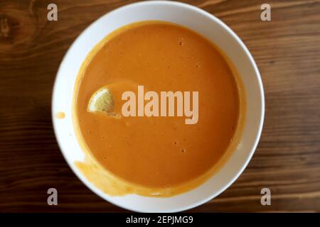 Zuppa di lenticchie in ciotola sul tavolo Foto Stock