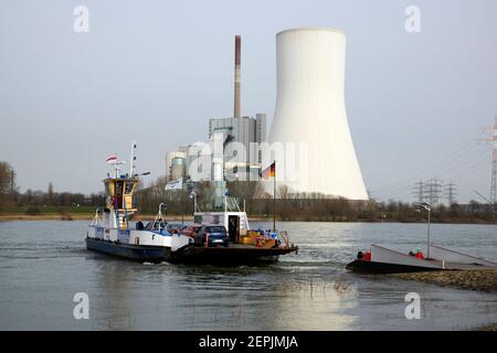 Die Rheinfaehre nach Orsoy legt in Richtung Dueisburg Walsum ab. Der Blick Kommt aus Richtung Orsoy. Im Hintergrund ist das Kraftwerk Walsum mit dem m Foto Stock