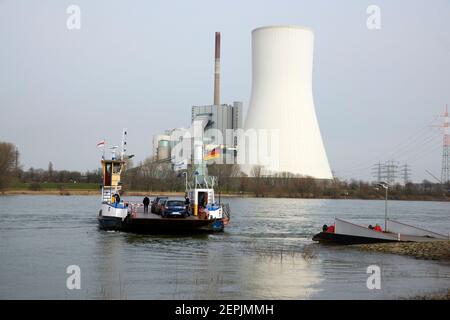 Die Rheinfaehre nach Orsoy legt in Richtung Dueisburg Walsum ab. Der Blick Kommt aus Richtung Orsoy. Im Hintergrund ist das Kraftwerk Walsum mit dem m Foto Stock