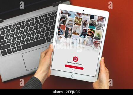 Kharkov, Ucraina - 27 febbraio 2021: Donna che usa l'app Pinterest su Apple iPad. Foto di alta qualità Foto Stock