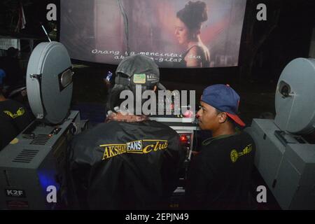 Tangerang, Indonesia. 27 Feb 2021. Un uomo della comunità indonesiana di Layar Tancap Indonesia ha installato il proiettore cinematografico in un'area a South Tangerang, Indonesia, il 27 febbraio 2021. (Foto di Rahmat Dian Prasanto/INA Photo Agency/Sipa USA) Credit: Sipa USA/Alamy Live News Foto Stock