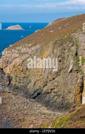 Cotes-d-Armor, Francia - 25 agosto 2019: Costa rocciosa di Cap Frehel è una penisola in Bretagna nella Francia nordoccidentale Foto Stock