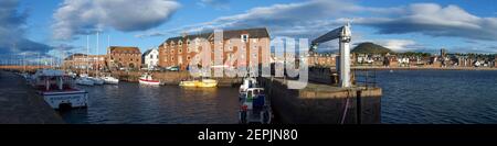 Porto, North Berwick - Old Granary e barche ormeggiate. Legge di Berwick del nord in background Foto Stock