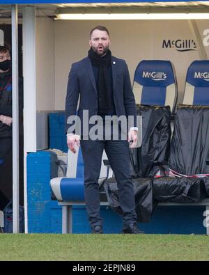 Cappielow Park, Greenock, Inverclyde, Regno Unito. 27 Feb 2021. Scottish Championship Football, Greenock Morton vs Dundee FC; il manager di Dundee James McPake abbaia istruzioni Credit: Action Plus Sports/Alamy Live News Foto Stock