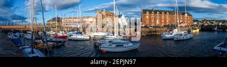 Porto, North Berwick - Old Granary e barche ormeggiate. Foto Stock