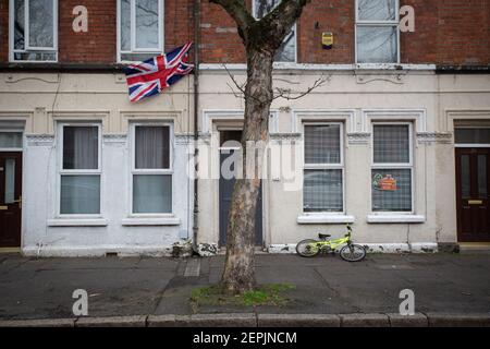 BELFAST, IRLANDA DEL NORD - Febbraio, 24: Bandiera Union Jack fuori casa vicino Freedom Corner', Newtownards Road, Belfast. Foto Stock
