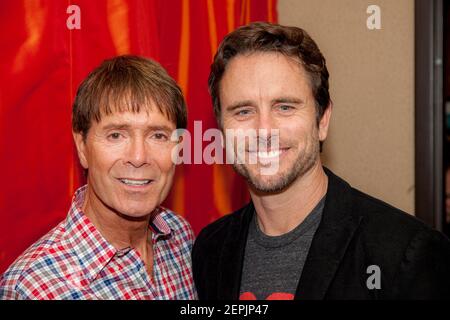 La pop star inglese Sir Cliff Richard con l'attore americano Charles Esten dietro le quinte al Grand Ole Opry, Nashville, Tennessee, USA Foto Stock