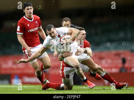 Il Jonny May dell'Inghilterra è affrontato da George North del Galles durante la partita Guinness Six Nations al Principato di Cardiff. Data immagine: Sabato 27 febbraio 2021. Vedi la storia della PA RUGBYU Wales. Il credito fotografico dovrebbe essere: David Davies/PA Wire. RESTRIZIONI: L'uso è soggetto a limitazioni. Solo per uso editoriale, nessun uso commerciale senza previo consenso del titolare dei diritti. Foto Stock