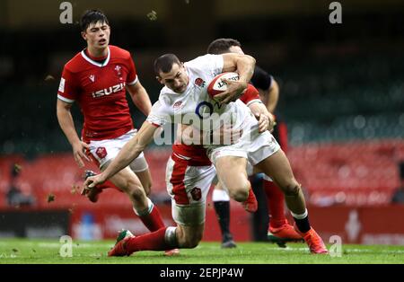 Il Jonny May dell'Inghilterra è affrontato da George North del Galles durante la partita Guinness Six Nations al Principato di Cardiff. Data immagine: Sabato 27 febbraio 2021. Vedi la storia della PA RUGBYU Wales. Il credito fotografico dovrebbe essere: David Davies/PA Wire. RESTRIZIONI: L'uso è soggetto a limitazioni. Solo per uso editoriale, nessun uso commerciale senza previo consenso del titolare dei diritti. Foto Stock