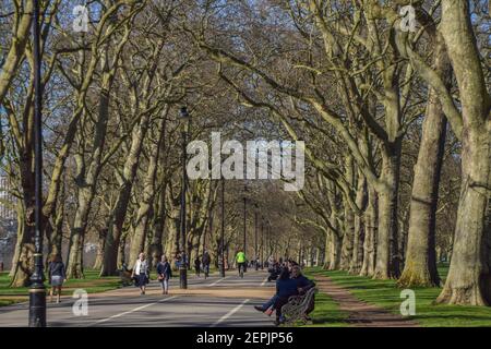 Persone che godono del sole a Hyde Park, Londra UK. Foto Stock