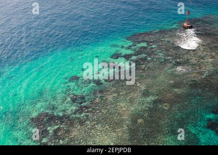 Rosso avvertimento torre di navigazione si trova vicino alla costa del Golfo Persico, Arabia Saudita Foto Stock