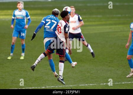 BOLTON, INGHILTERRA, 27 FEBBRAIO Barrows Brad Barry si scontra in aria con Boltons Oladapo Afolayan durante la partita Sky Bet League 2 tra Bolton Wanderers e Barrow al Reebok Stadium di Bolton sabato 27 febbraio 2021. (Credit: Chris Donnelly | MI News) Credit: MI News & Sport /Alamy Live News Foto Stock