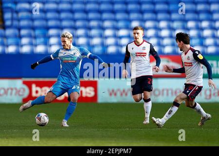 BOLTON, INGHILTERRA, 27 FEBBRAIO Barrows Brad Barry gioca la palla in avanti durante la partita Sky Bet League 2 tra Bolton Wanderers e Barrow al Reebok Stadium di Bolton sabato 27 febbraio 2021. (Credit: Chris Donnelly | MI News) Credit: MI News & Sport /Alamy Live News Foto Stock