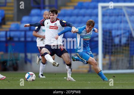 BOLTON, INGHILTERRA, 27 FEBBRAIO Boltons Kieren Lee combatte con Barrows Luke James durante la partita Sky Bet League 2 tra Bolton Wanderers e Barrow al Reebok Stadium di Bolton sabato 27 febbraio 2021. (Credit: Chris Donnelly | MI News) Credit: MI News & Sport /Alamy Live News Foto Stock