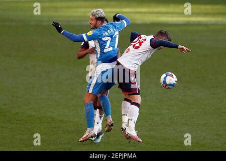 BOLTON, INGHILTERRA, 27 FEBBRAIO Barrows Brad Barry si scontra con Boltons Declan John durante la partita Sky Bet League 2 tra Bolton Wanderers e Barrow al Reebok Stadium di Bolton sabato 27 febbraio 2021. (Credit: Chris Donnelly | MI News) Credit: MI News & Sport /Alamy Live News Foto Stock