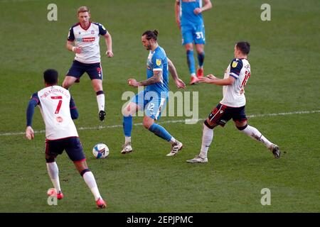 BOLTON, INGHILTERRA, 27 FEBBRAIO Barrows Ollie Banks mantiene il possesso durante la partita Sky Bet League 2 tra Bolton Wanderers e Barrow al Reebok Stadium di Bolton sabato 27 febbraio 2021. (Credit: Chris Donnelly | MI News) Credit: MI News & Sport /Alamy Live News Foto Stock