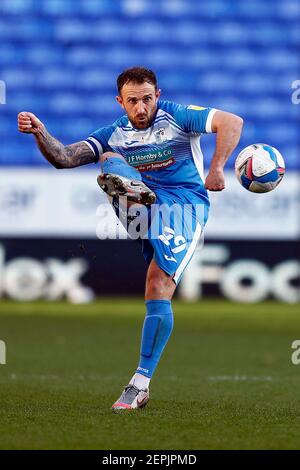 BOLTON, INGHILTERRA, 27 FEBBRAIO Barrows Neal Eardley gioca la palla in avanti durante la partita Sky Bet League 2 tra Bolton Wanderers e Barrow al Reebok Stadium di Bolton sabato 27 febbraio 2021. (Credit: Chris Donnelly | MI News) Credit: MI News & Sport /Alamy Live News Foto Stock