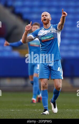 BOLTON, INGHILTERRA, 27 FEBBRAIO Barrows Jason Taylor dà le istruzioni durante la partita di Sky Bet League 2 tra Bolton Wanderers e Barrow al Reebok Stadium di Bolton sabato 27 febbraio 2021. (Credit: Chris Donnelly | MI News) Credit: MI News & Sport /Alamy Live News Foto Stock