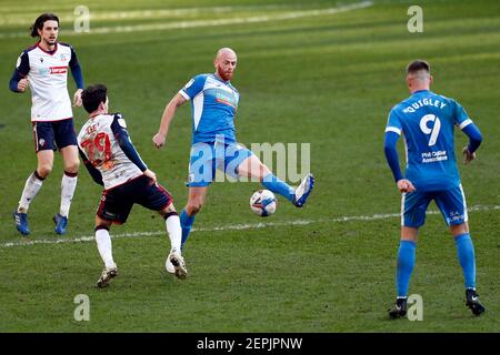 BOLTON, INGHILTERRA, 27 FEBBRAIO Barrows Jason Taylor gioca la palla in avanti durante la partita Sky Bet League 2 tra Bolton Wanderers e Barrow al Reebok Stadium di Bolton sabato 27 febbraio 2021. (Credit: Chris Donnelly | MI News) Credit: MI News & Sport /Alamy Live News Foto Stock