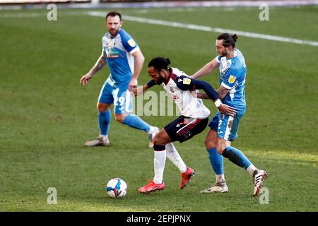 BOLTON, INGHILTERRA, 27 FEB Boltons Nathan Defounesco combatte con Barrows Ollie Banks durante la partita Sky Bet League 2 tra Bolton Wanderers e Barrow al Reebok Stadium di Bolton sabato 27 febbraio 2021. (Credit: Chris Donnelly | MI News) Credit: MI News & Sport /Alamy Live News Foto Stock