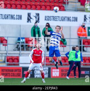 Rotherham, Yorkshire, Regno Unito. 27 febbraio 2021; AESSEAL New York Stadium, Rotherham, Yorkshire, Inghilterra; Campionato inglese di calcio della Lega Calcio, Rotherham United contro Reading; vincitore della partita Michael Morrison of Reading Heads Clear Credit: Action Plus Sports Images/Alamy Live News Foto Stock