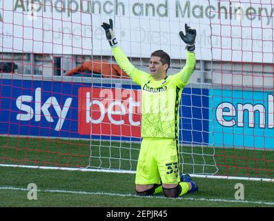 Rotherham, Yorkshire, Regno Unito. 27 febbraio 2021; AESSEAL New York Stadium, Rotherham, Yorkshire, Inghilterra; Campionato inglese di calcio della Lega Calcio, Rotherham United contro Reading; Rafael di lettura con il suo post partita goalmouth rituale Credit: Action Plus Sports Images/Alamy Live News Foto Stock