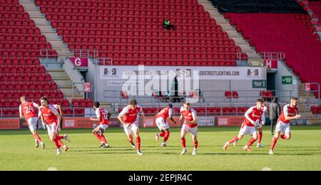 Rotherham, Yorkshire, Regno Unito. 27 febbraio 2021; AESSEAL New York Stadium, Rotherham, Yorkshire, Inghilterra; Campionato inglese di calcio della Lega, Rotherham United contro Reading; squadra di Rotherham sprints prima del calcio d'inizio Credit: Action Plus Sports Images/Alamy Live News Foto Stock
