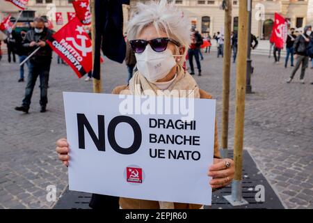 Roma, Itallia. 27 Feb 2021. Roma febbraio 27: Il Partito Comunista si porta in piazza contro il governo Draghi. l sit-in le della manifestazione del Partito Comunista in Piazza San Silvestro a Roma contro il governo Draghi con il segretario Marco Rizzo. Credit: Agenzia fotografica indipendente/Alamy Live News Foto Stock