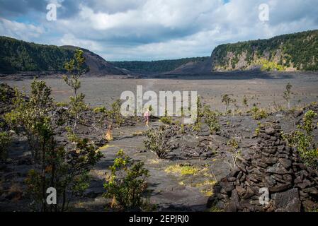 Escursionista sul Kilauea Iki Trail nel Parco Nazionale dei Vulcani delle Hawaii sulla Big Island delle Hawaii. Foto Stock