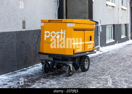 Carrello elettrico moderno della posta o carrello della posta di Posti Group Ltd durante l'inverno a Helsinki, Finlandia Foto Stock