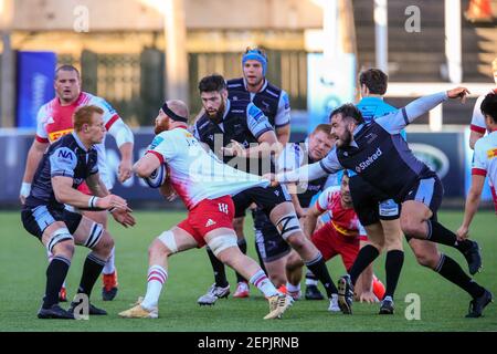 Newcastle, Regno Unito. 27 Feb 2021. George McGuigan di Newcastle Falcons cerca di fermare James Chisholm di Harlequins afferrando sulla sua camicia a Newcastle, Regno Unito il 2/27/2021. (Foto di IAM Burn/News Images/Sipa USA) Credit: Sipa USA/Alamy Live News Foto Stock