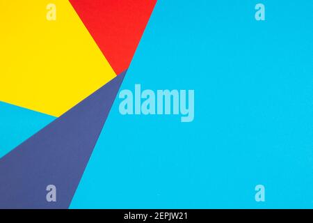 Documenti a colori di geometria composizione piana con sfondo giallo, rosso e toni di blu Foto Stock