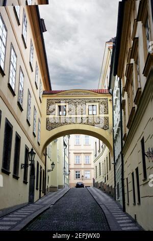 L'antica archway collega due edifici nella parte vecchia di Praga, Repubblica Ceca Foto Stock