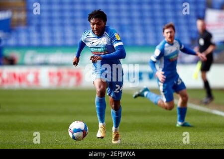 BOLTON, INGHILTERRA, 27 FEBBRAIO Barrows Kgosi Ntlhe si carica in avanti durante la partita Sky Bet League 2 tra Bolton Wanderers e Barrow al Reebok Stadium di Bolton sabato 27 febbraio 2021. (Credit: Chris Donnelly | MI News) Credit: MI News & Sport /Alamy Live News Foto Stock