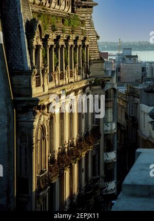 Vista dalla finestra di una camera in El Palacio hotel a Montevideo, Uruguay. Foto Stock