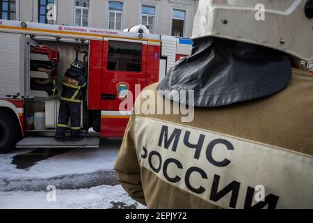 Mosca, Russia. 27 febbraio 2021 i vigili del fuoco spengono un incendio in un vecchio edificio in via Pyatnitskaya nel centro di Mosca, Russia Foto Stock